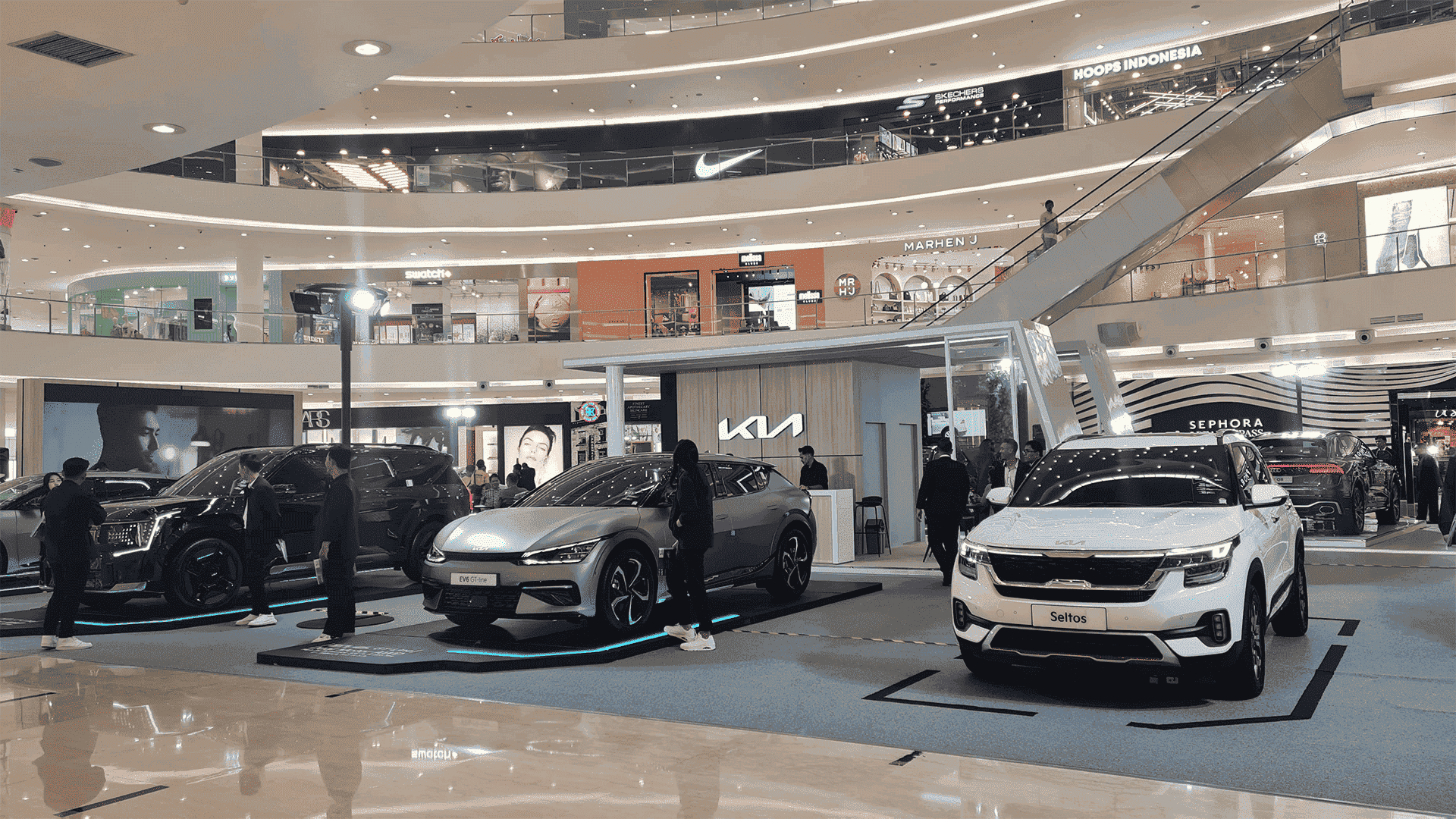Roadshow ‘Kia Movement to Discover’ Berlanjut di Senayan City, Tampilkan 2 Mobil Listrik Futuristik Kia EV9 dan EV6