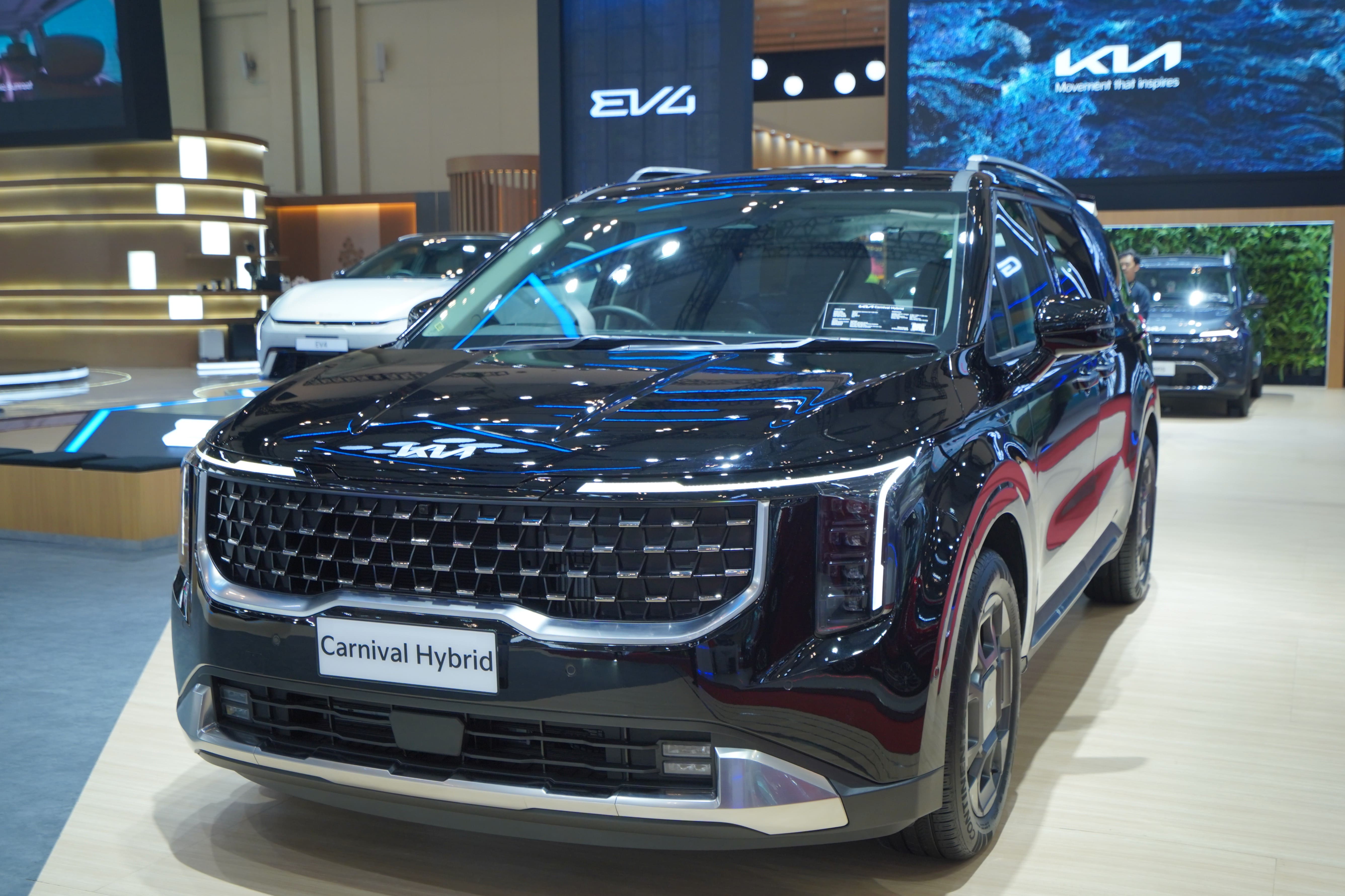 Kia Hadirkan Kendaraan Pilihan Keluarga Modern Melalui Carnival  Hybrid dan Carens di GIIAS 2025