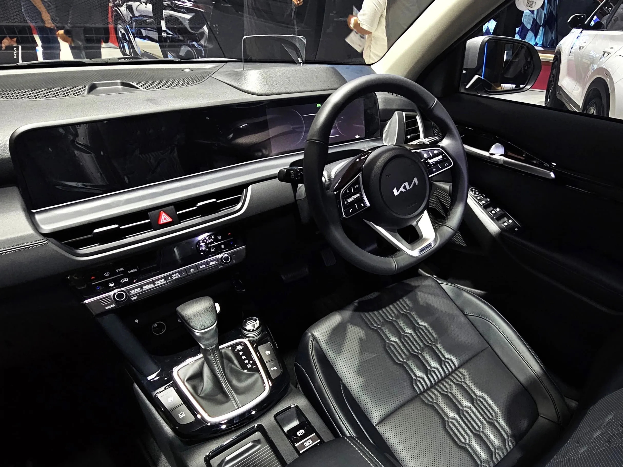 SUV Modern untuk Konsumen yang Aktif dan Dinamis, New Kia Sonet dan New Kia Seltos, Tampil di IIMS 2025