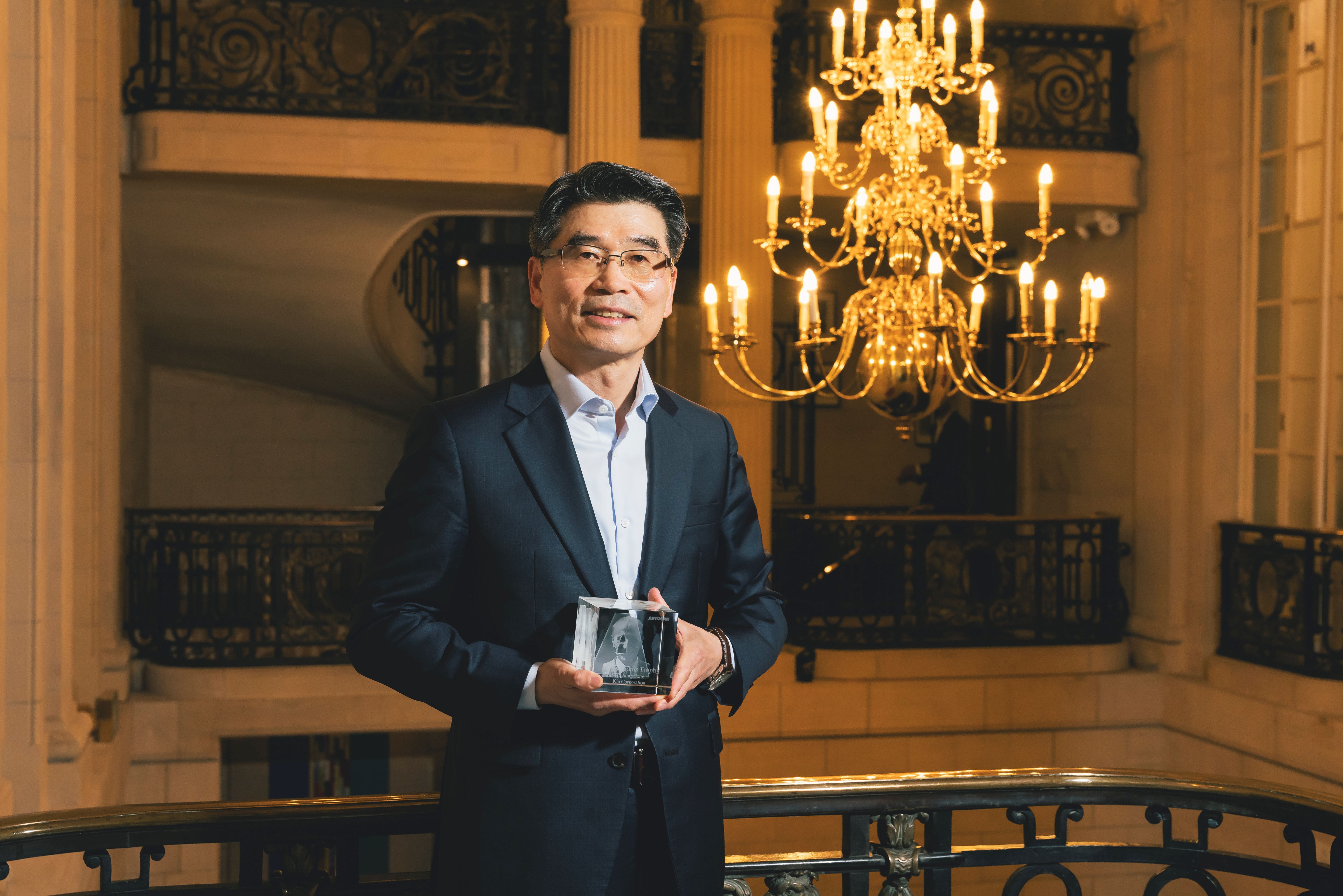 Presiden dan CEO Kia, Ho Sung Song, Mendapat Penghargaan di Autocar Awards 2025