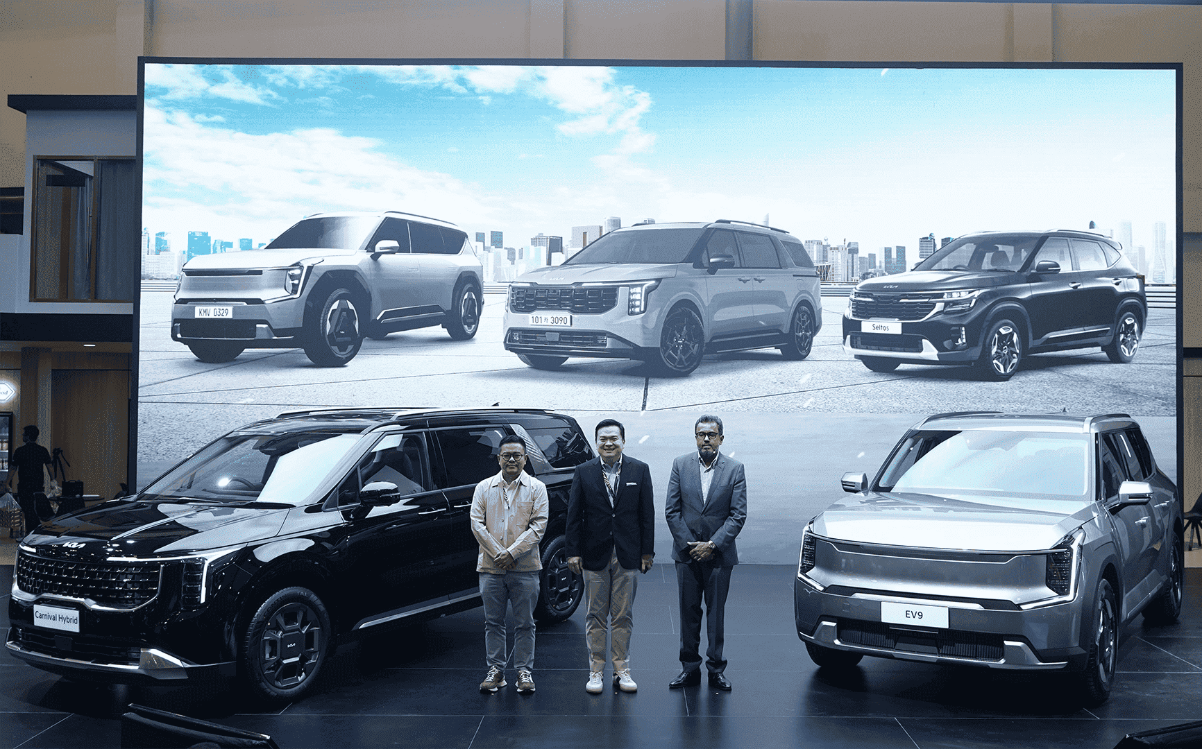 Kia Kejutkan GIIAS 2024 dengan 3 Model Terbaru, Luncurkan Carnival Hybrid, Varian Baru EV9 Earth, serta The New Kia Seltos